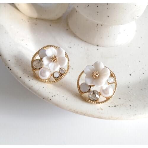Fresh Minimalist Design Spring Flower Fairy Earrings Non Pierced Ears Clip Sweet Gentle Shell Small Flower Clip Earrings No Hole