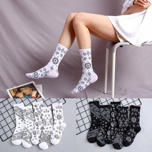 New Ins Spring Fashion Harajuku Hip-hop Socks Unisex Funny Smiling Men And Women Happy Skateboard Socks Streetwear Black White