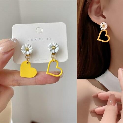 Cute White Flower Yellow Heart Asymmetric Pendant Drop Earrings for Women Girls Teens Korean Fashion Earrings 2021 New Arrival