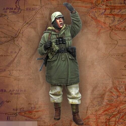 1/35 Resin Model figure GK Soldier officer Kharkov 1943 Military theme of WWII Unassembled and unpainted kit