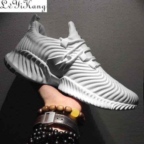 New Mens Flying Weaving Sneaker Tide Light Shoes Breathable Mesh Hard-Wearing Shoes Summer Mens Designer Lace-Up Casual Shoe