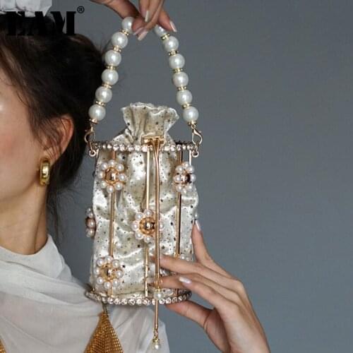 [EAM] Women New Original Design Metal Hollow Pearl Portable Bucket Personality All-match Top-handle Bag Fashion 2021 18A2615