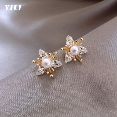 2021 New Fashion Crystal Flowers Pearl Stud Earrings Trendy Exquisite Small Pearl Modelling Earrings for Women Girls Jewelry