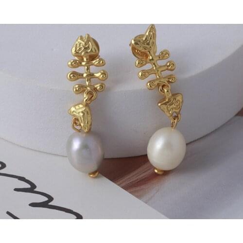 Matte fish bone inlaid freshwater pearl asymmetric earrings