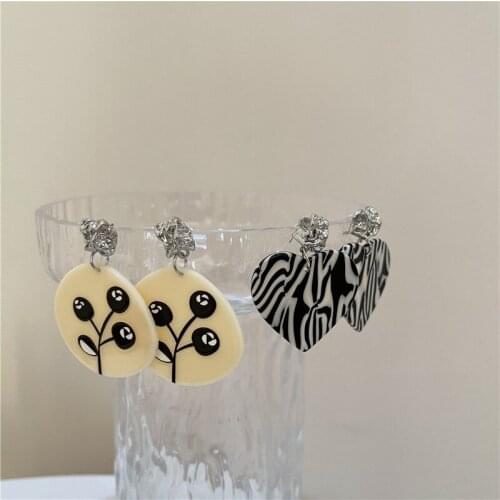 ​ZDMXJL Exaggerated Funny Women Earring Heart Shape Stripe Resin Dangle Earrings For Women Pendant Jewely Gifts 2021 New Trend