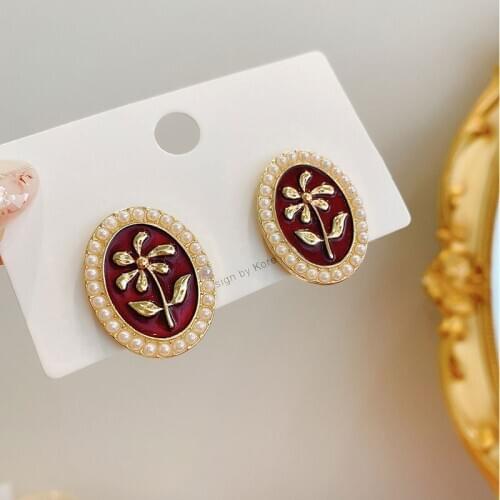 2020 New Vintage Metal Oval Shaped Flower Pattern Imitation Pearl Decor Red Stud Earrings for Women Fashion Korean Jewelry C283