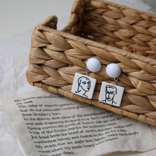 2020 New Arrival Abstract Stylish Acrylic Face Dangle Earrings Girls Statement Drop Earrings Boucles d'oreilles