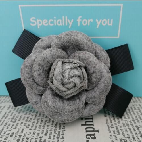 Korean Fashion New Fabric Camellia Flower Bow Brooch Cardigan Wool Scarves Buckle Pin for Womens Clothing Jewelry Accessories