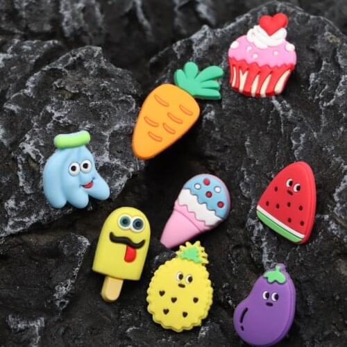 Hole Slippers Shoe Buckle Anime Cute Chars Croc Fruit cake vegetable Decoration Designer Accesoire Garden Shoe Decoration Kid