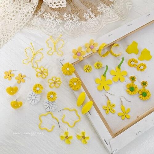 Small yellow flowers of the lacquer that bake earrings love fresh daisies ins eardrop girlfriend a gift