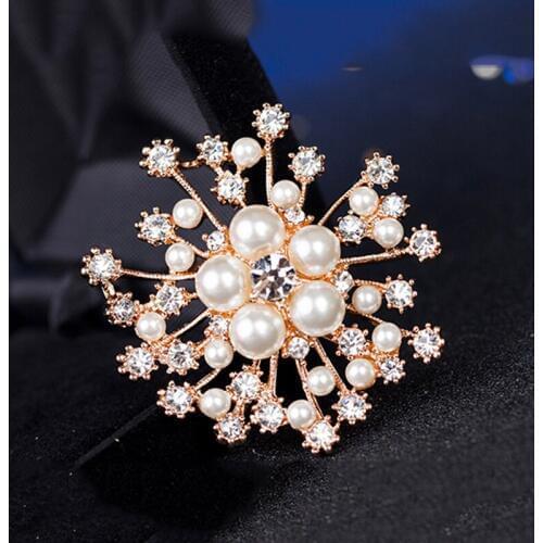 Simulated Pearl Snowflake Brooch Flower Fashion Wedding Engagement Jewelry Pins Women Accessories Lapel Pins