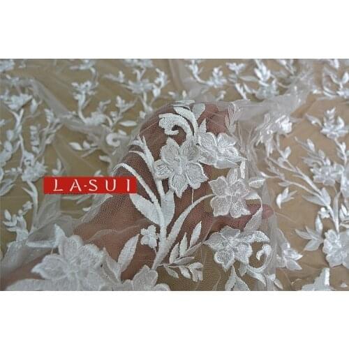 LASUI 1.2M Off white flowers This section of lace is hand-decorated 3D strong sense of high-end wedding is very beautiful