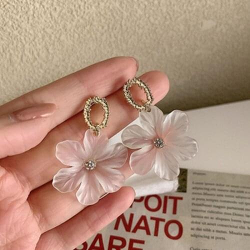 2021 New Geometric White Acrylic Drop Earrings for Women Korean Sweet Flower Statement Resin Shell Dangle Earrings Party Jewelry