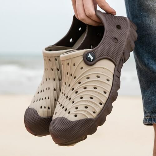 2021 Outdoor Men Sandals Crocks Summer Hole Shoes Crok Rubber Clogs Men EVA Garden Shoes Black blue Beach Sandals Slippers