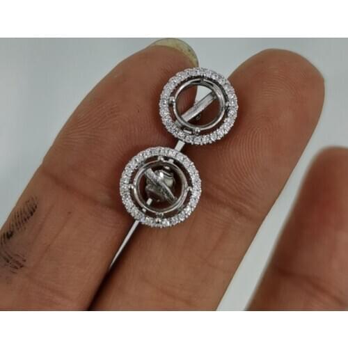 Only metal earrings not inacluding moissanite
