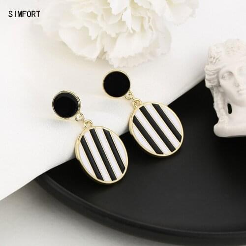 Womens 925 Silver Pin Earring Black and White Stripes Round Elegant Fashion Simple Personality Alloy Decoration Jewelry Gift