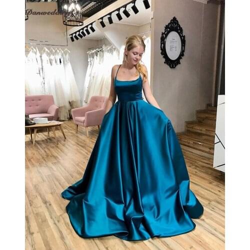 Vintage Sexy Backless Evening Dresses Halter Neck Spaghetti Straps Prom Dress Court Train Beautiful Girl Party Dresses