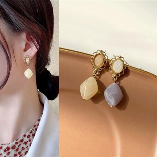 Vintage Baroque Metal Lace Asymmetrical Color Acrylic Pendant Drop Earrings for Women Girl Teens Ear Jewelry Earrings 2021 Trend