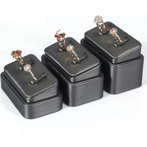Ring display props couple rings surround the base three-piece rectangular ramp jewelry display black La Sipi