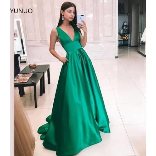 YUNUO Long Prom Dresses V-neck Sleeveless Evening Formal Dress Party Gowns vestidos de gala with Pockets Satin Simple 2021