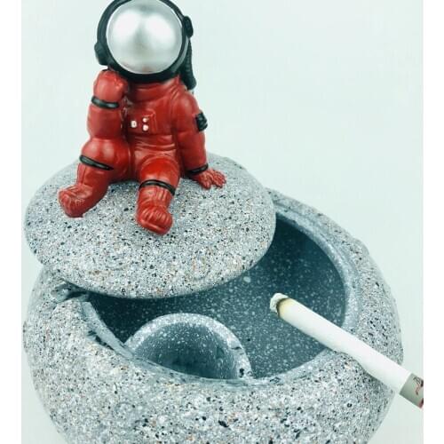 Astronaut Ashtray Anti-fly Ash Home Office Desktop Art Resin Ashtray Gift for Boyfriend Home Decor Smoking accessories And Cover