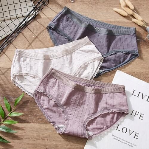 Cotton Panties Women With Sexy Lace-Edged Heart-Shaped Stripes On Their Mid-Waist Hips