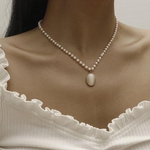 Retro Pearl Oval Pendant Necklace for Women Personality Fashion Temperament Short Geometric Clavicle Chain Necklace Nwe Jewelry