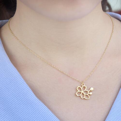 Europe/US Fashion Hollow Out The Blossom Pendant Cute Necklace Gift For Mom/Girlfriend Party Jewelry