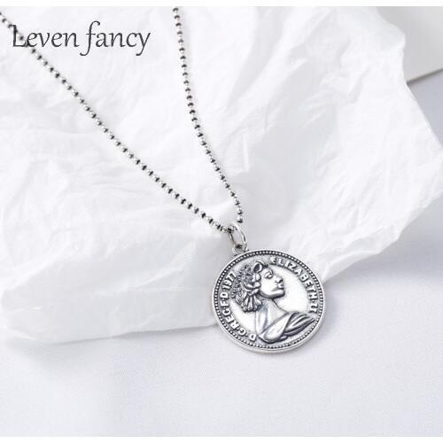 925 Sterling Silver Jewelry European Elizabeth Queen Round Relief Medal Coin Necklace Long Sweater Chain 57cm Vintage Necklace