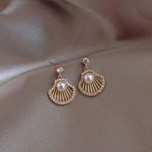 2021 New Butterfly Pearl Temperament Female Compact Personality Earrings Female Fashion Personality Design Accessories Earrings