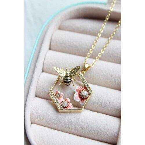 Simple Elegant Cute Insect Plant Pendant Necklace For Women 2021 New Bee Flower Neck Jewelry Accessories