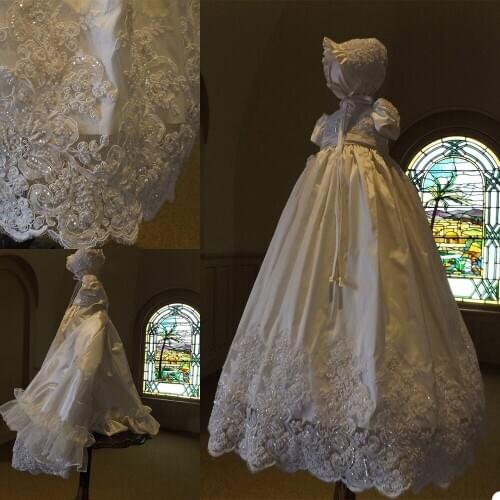 Classy 2021 Ivory Short Sleeve Christening Gowns For Baby Girls Lace Appliqued Pearls Baptism Dresses With Bonnet First Communic