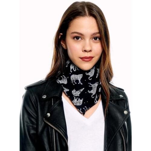 Create Elegance by Wearing Leopard Patterned Scarf on Your Hair or Neck