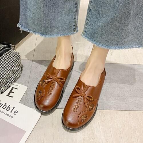 Retro Women Shoes Embroidery Oxford Shoes Black Loafers Embossing Slip on Shoes Comfortable Grandmother Shoes Plus Size 8617G