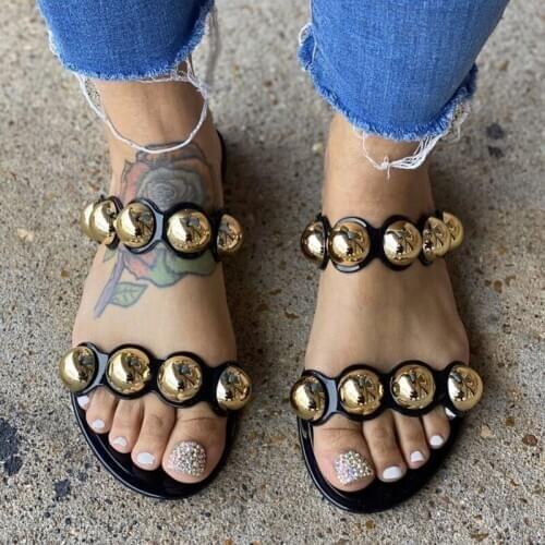 2020 New Womens Summer Slippers Flat Bottom Fashion Metal Decoration Woman Sandals Leisure Solid Color Outdoor Shoes Plus Size