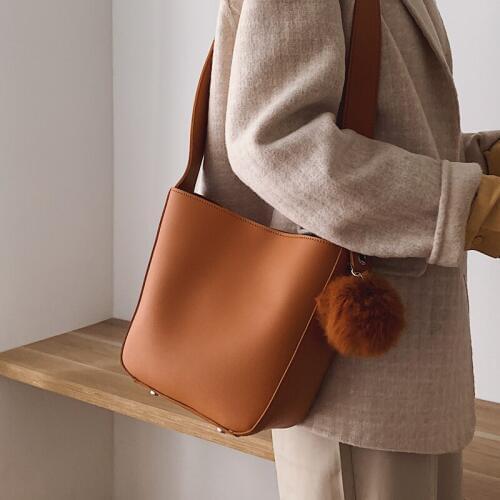 2020 New Retro Women Handbag Bucket Tote Leather Messenger Bags for Ladies Simple Wide Strap Hand Bag Hairball Ladies PU Purse