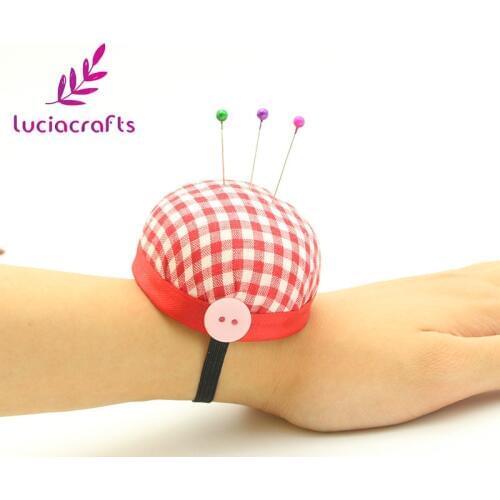 Lucia crafts Red Plaid Cross Stitch Needle Pin Cushion With Elastic Wrist Belt Home Tailors Safety Craft Tool 1piece W0201