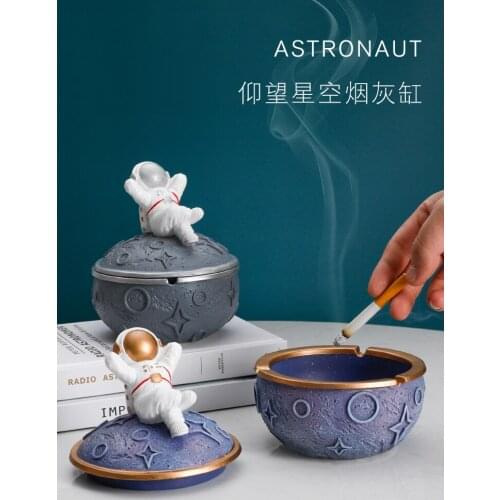 Creative Fashion Cute Ashtray With Lid Astronaut Resin Ash Tray Smoking Gadgets Gift For Boyfriend Weed Home Accessories