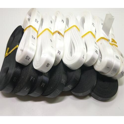 1000 pcs / reel pengiriman gratis satin garmen label ukuran, Tag latar belakang hitam huruf putih, Label pakaian ukuran