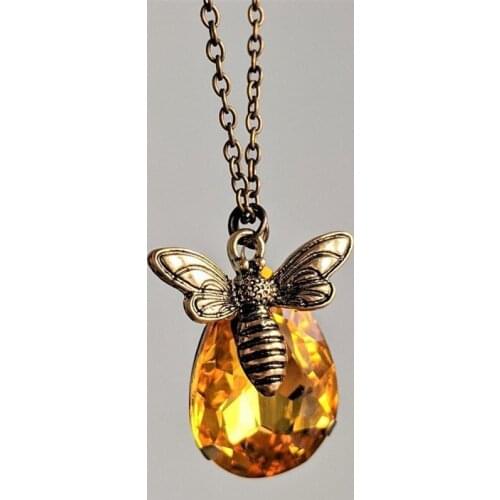 KL39FU Queen Bee Necklace for Women Honeybee Jewelry Gift Minimalist - Bee Pendant - Quirky Animal Bee and Honey Petite Necklace