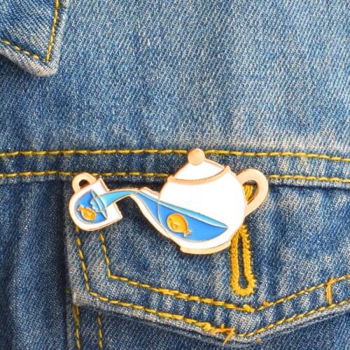 Transparent teapot and teacup are respectively equipped with fish fashion personalized brooch for children to give mother a gift