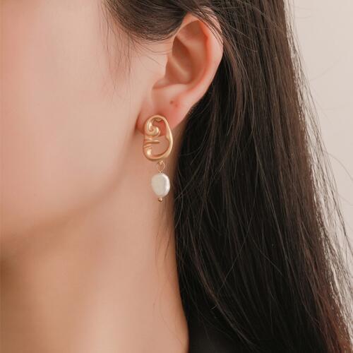 LEADERBEADS Womens Ethnic Gold Special Shaped Face Imitation Pearl Drop Earrings Simple Design Boucle D 'oreille Femme 2019