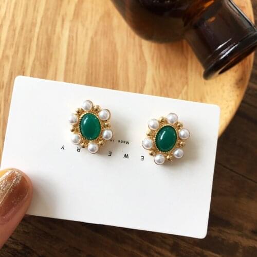 Palace Retro Oval Resin Small Green Stone Clip on Earringsno Hole Fashion Elegant Imitation Pearl Clip Earrings No Piercing Ears