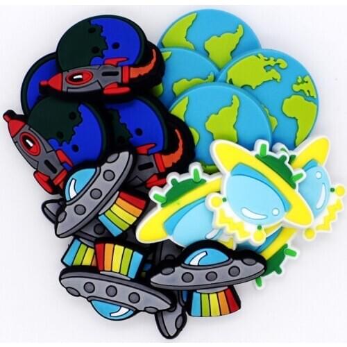 50 pcs Ponys Giraffe Monkey Gecko Bat Earth Medical Seriers Gamepad Crocodile Spaceship Cat Kids Hole Shoe Charm Party Gift