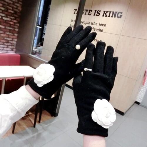 Fashion Winter White Camellia Gloves Women Pearl Cashmere Touch Screen Keep Warm Full Finger Gloves New Korea Outdoor New Design