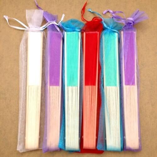 50pcs/lot Personalized Bride & Grooms Name & Date Silk Wedding Hand Fan with Organza Gift Bag in 12 colors Party Favors