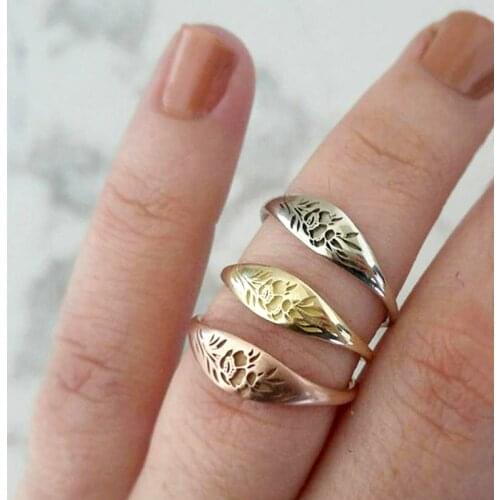 Huitan Metallic Style Women Vintage Rings Fancy Flower Pattern Birthday Anniversary Gift for Mom High Quality Jewelry Hot Sale