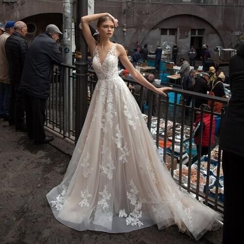 UZN New Champagne V-Neck Lace Appliques A-Line Wedding Dress Sexy Illustion Back Sleeveless Bridal Gown Plus Size Wedding Gowns