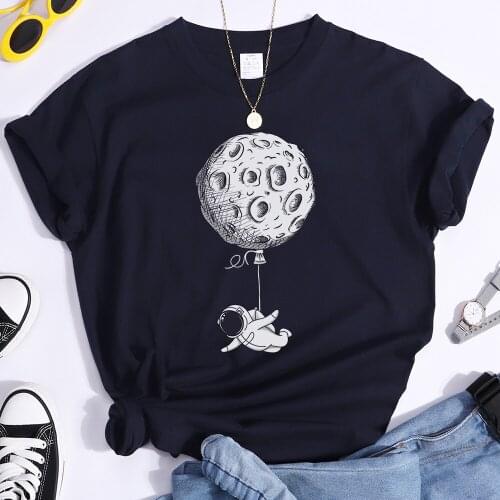 T Shirt Balloon Moon Astronaut Cartoon Image Printing Tshirt For Woman Hip Hop Fashion Tops Vintage High Quality Womens T-Shirt