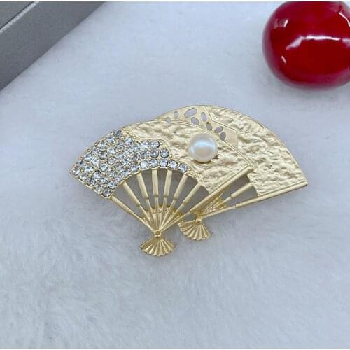 Freshwater pearl fan brooch dumb light alloy jewel-encrusted womens kingdom of medieval national wind fan-shaped pins